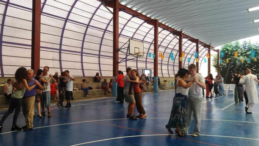 Participantes en la actividad bailan un tango en Benia de Onís.