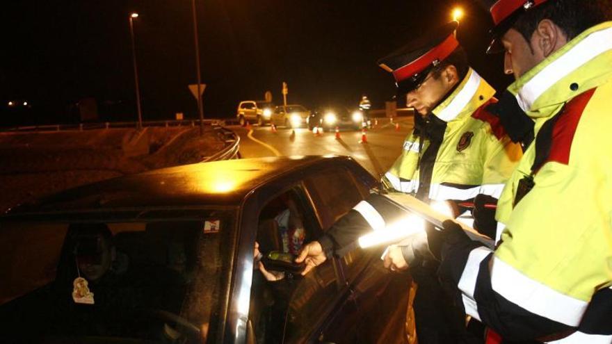 Els Mossos d&#039;Esquadra, treballant en un control d&#039;alcoholèmia, en una imatge d&#039;arxiu.