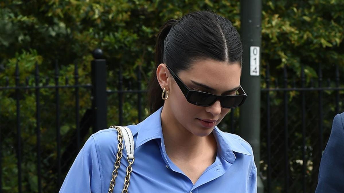 Kendall Jenner a su llegada al torneo londinense de Wimbledon con una blusa azul de Polo Ralph Lauren