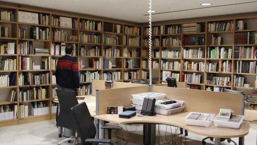 Un hombre contempla parte de la biblioteca de Carril en el Etnográfico.