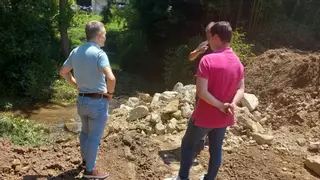Una nueva escollera permitirá dar estabilidad a un talud a la orilla del río Alvares, en Cancienes