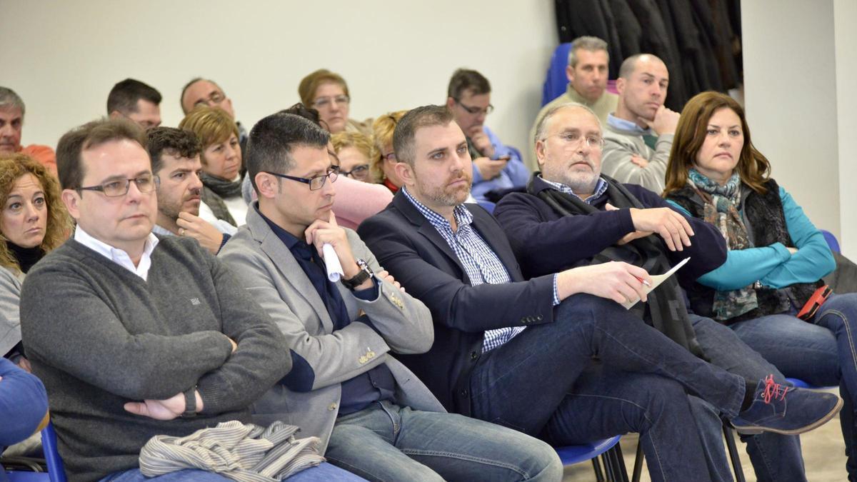 Toni González y Jordi Mayor, en el centro, en un acto del PSPV, en una imagen de archivo.