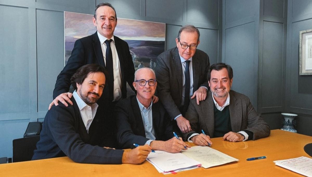 Firma de la conversión entre todas las partes implicadas.