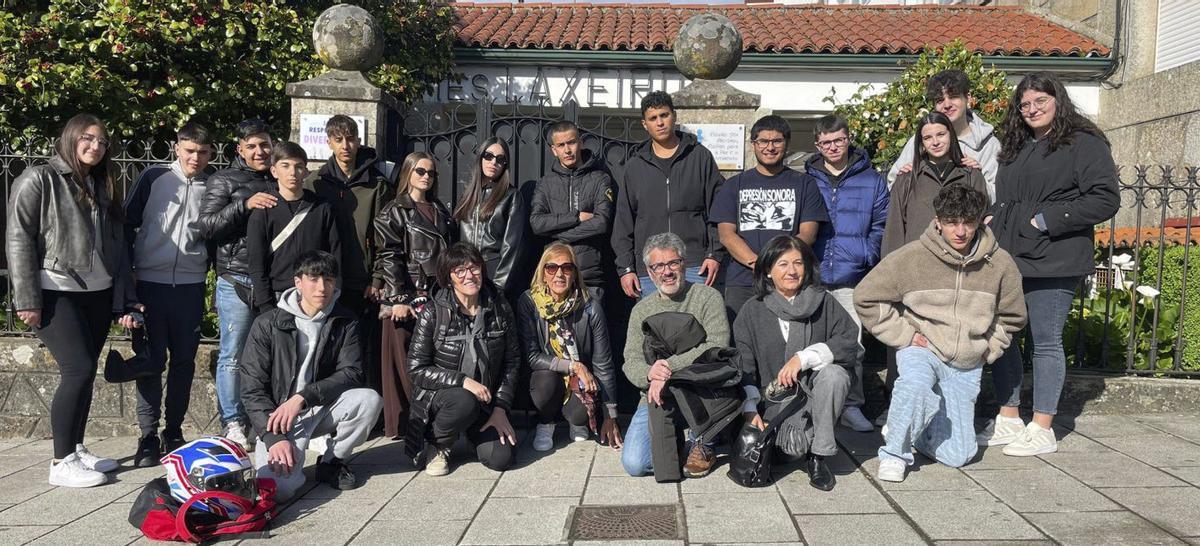 El grupo procedente de Alatri con profesorado del IES Laxeiro delante del instituto.  |