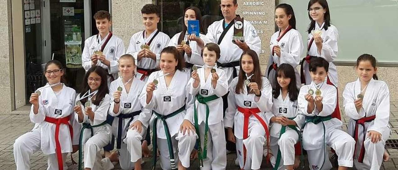 Los que acudieron a Ourense con las medallas y los trofeos conseguidos. // FDV