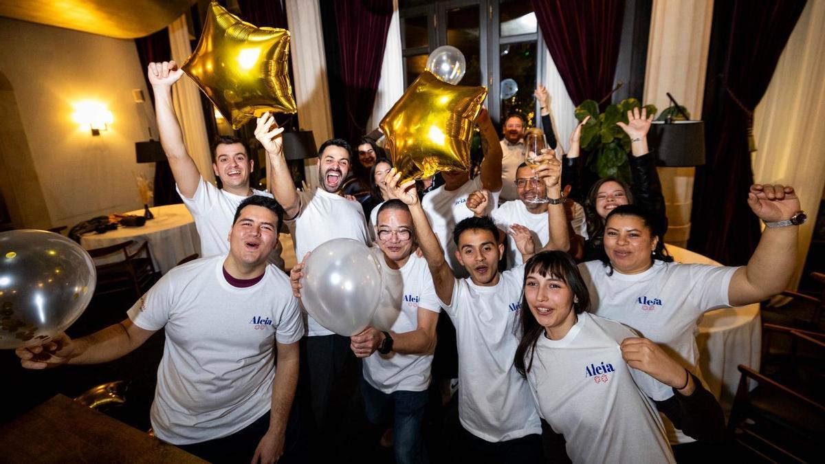 El personal del restaurante Aleia (Barcelona) celebra la consecución de la segunda estrella Michelin, esta noche.