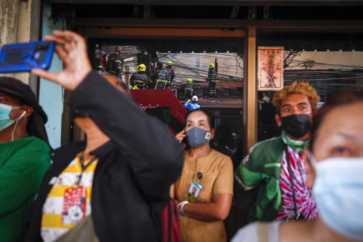 Un gran incendio destruye casas en una comunidad en el centro de Bangkok