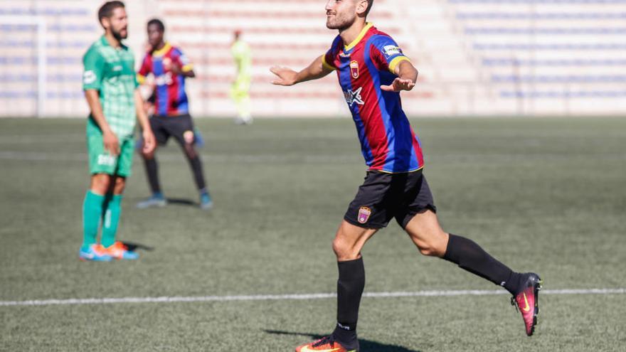 Manu Gavilán celebra un gol con el Eldense.