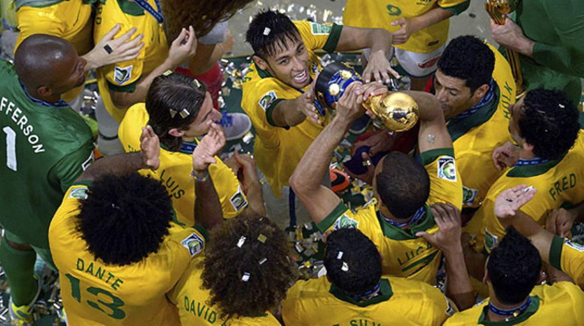 Els jugadors del Brasil celebren el seu triomf contra Espanya en la final de la Copa Confederacions. Els jugadors del Brasil celebren el seu triomf contra Espanya en la final de la Copa Confederacions.