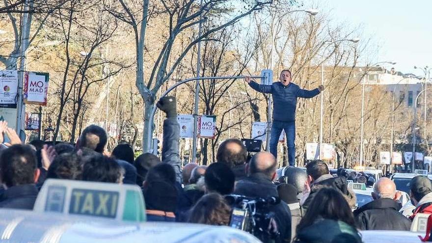 Desalojo de taxistas ayer en el Paseo de la Castellana en Madrid.