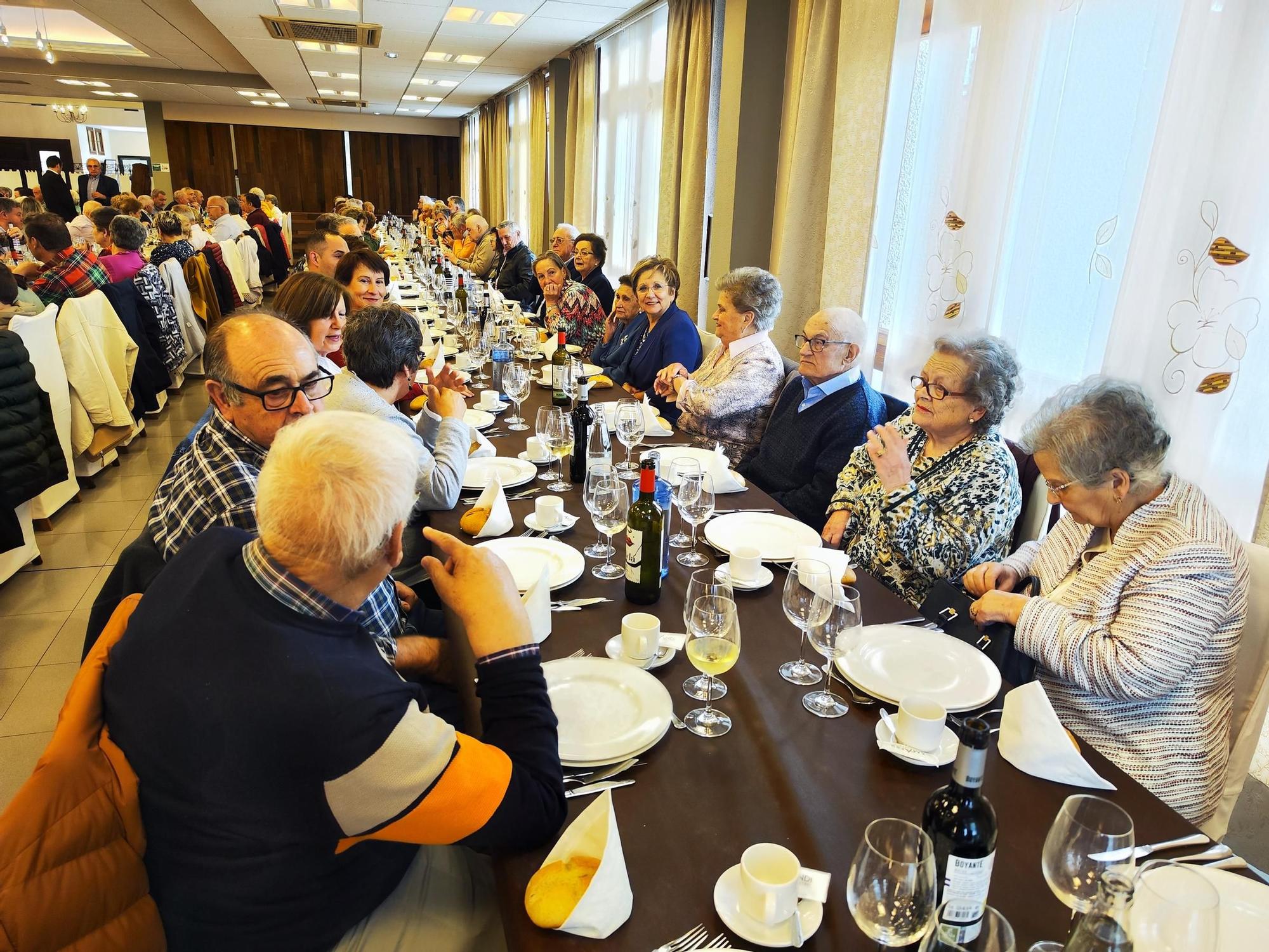 Homenajes y hermandad en la comida anual del Hogar del Pensionista de El Berrón