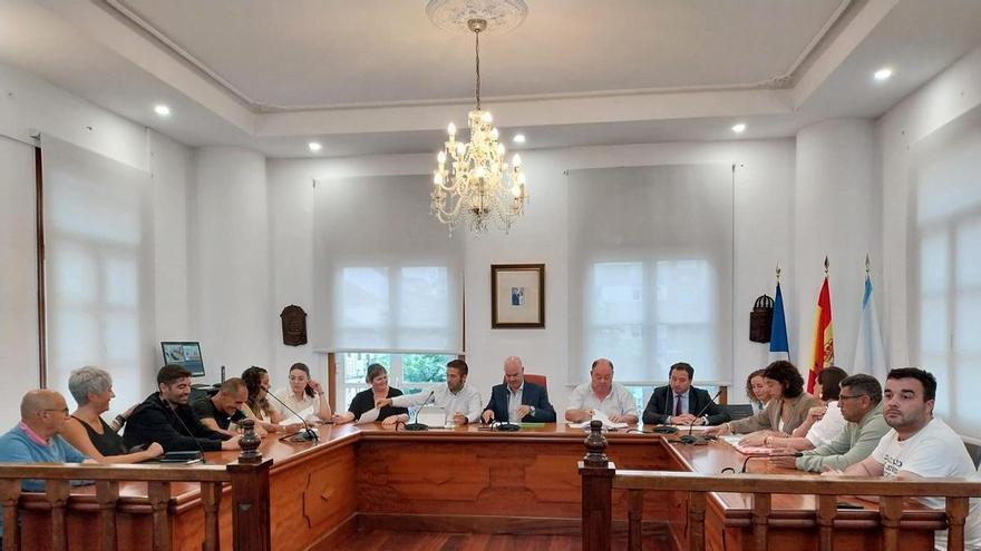 Daniel Chapela recoge firmas «contra o peche» del aparcamiento de Beluso y el gobierno convoca a los vecinos a una reunión en la Casa do Pobo