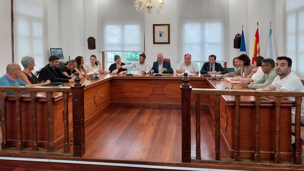 Una imagen de un pleno de Bueu, con el concejal no adscrito Daniel Chapela a la derecha de la imagen y el alcalde, Félix Juncal, en el centro.