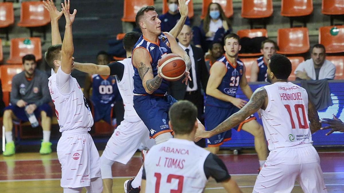 Adonys se interpone entre un jugador local y la canasta, ayer en Burgos. |  // RAÚL GARCÍA (EL CORREO DE BURGOS)