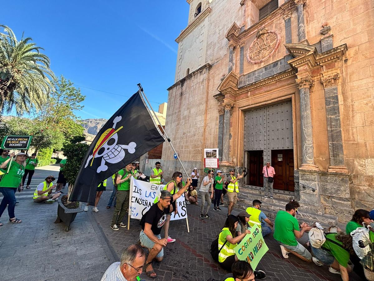 Protesta de docentes de la Vega Baja en el Ayuntamiento de Orihuela