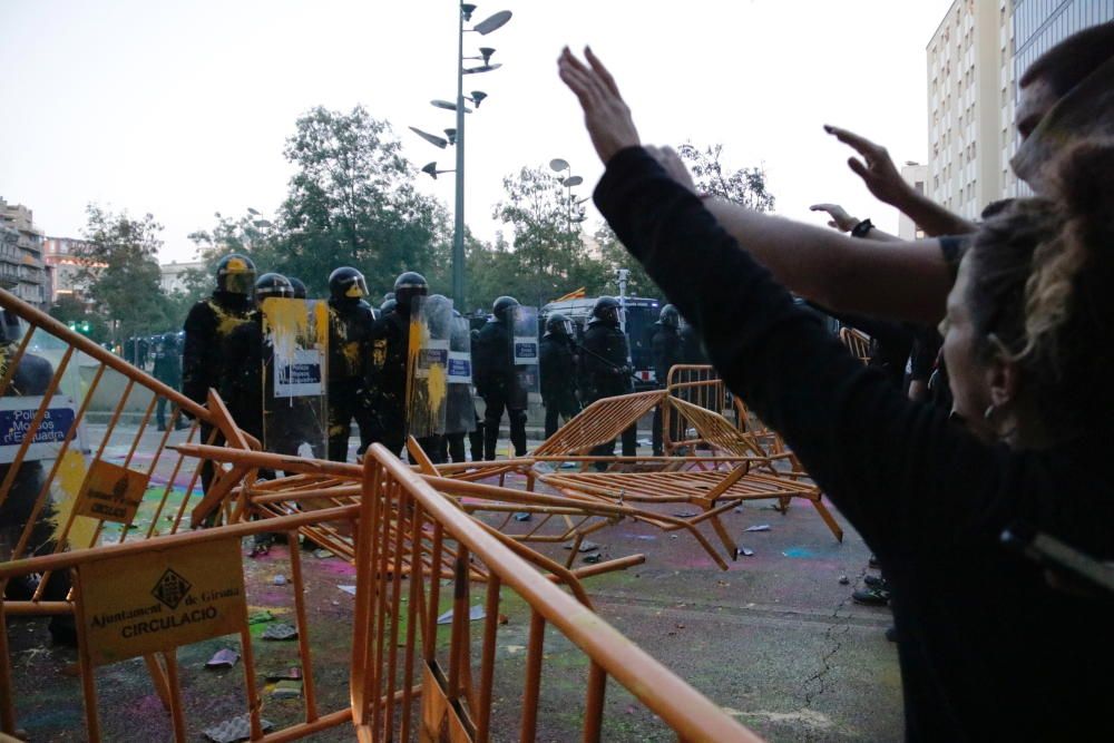 1-O a Girona: Multitudinària manifestació davant la subdelegació del Govern