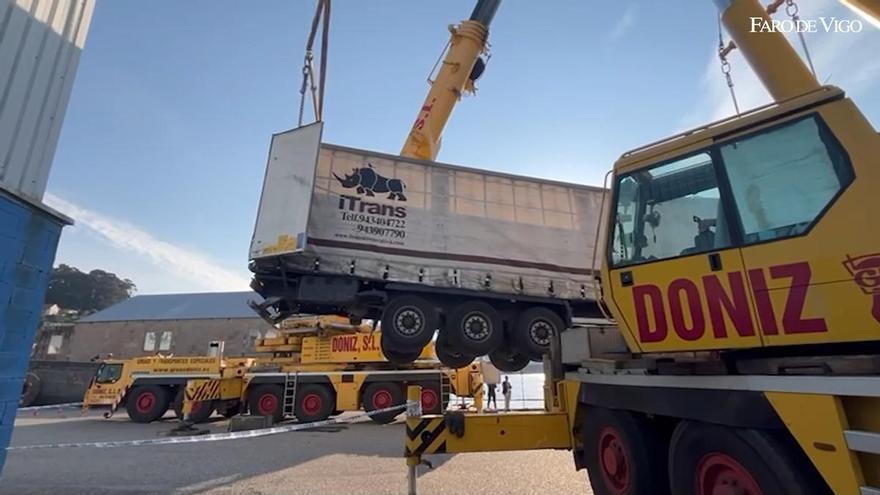 Así ha sido el despliegue para sacar del agua el tráiler que cayó al mar en Vigo