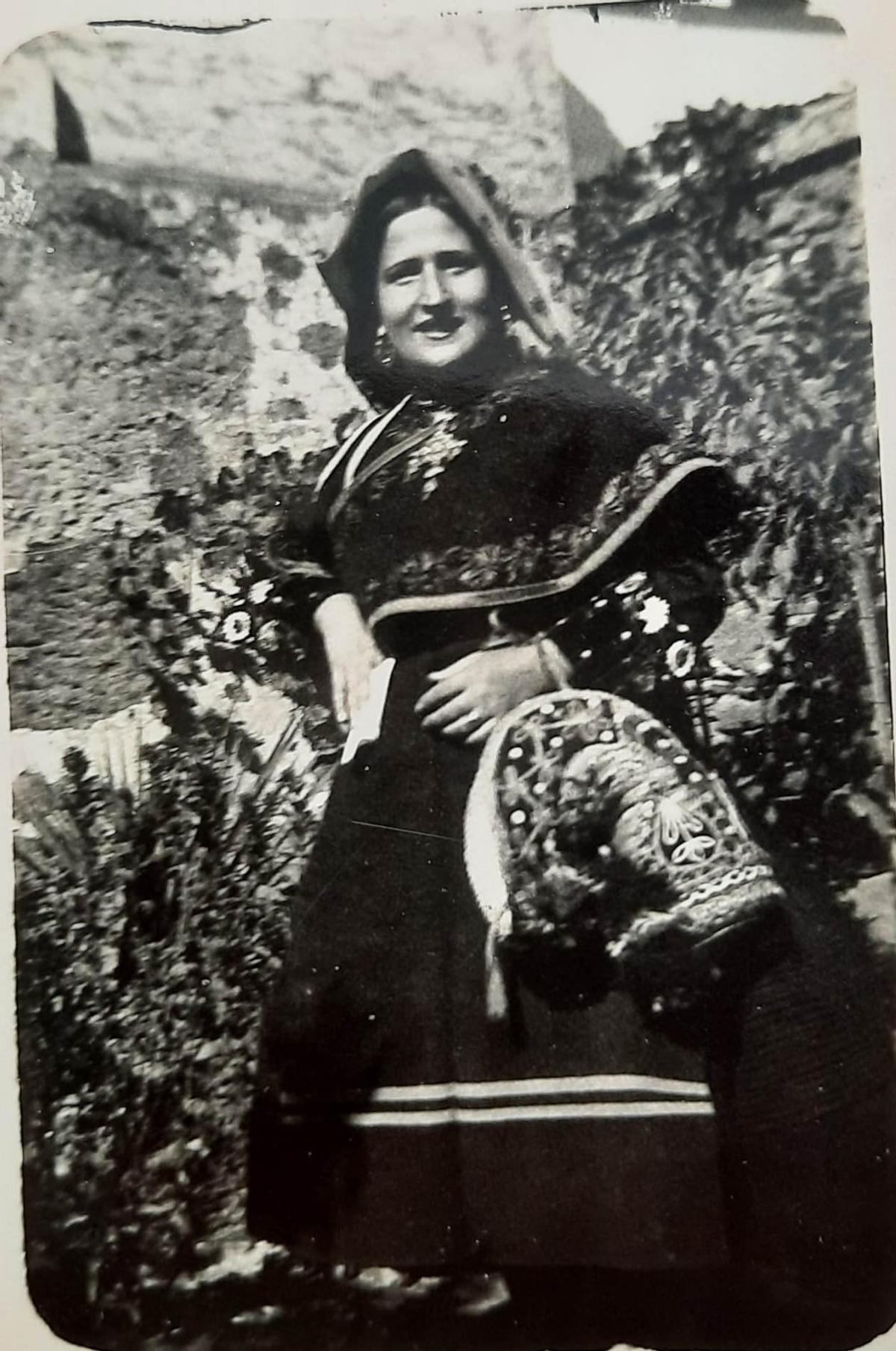 Agustina González, de Plasencia y con 109 años, vestida para los Coros Extremeños.