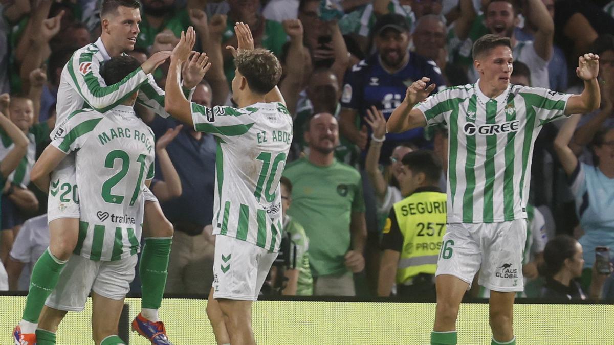 Giovani Lo Celso celebra con sus compañeros el segundo gol del Betis durante el encuentro entre Betis y Getafe en el estadio Benito Villamarín.
