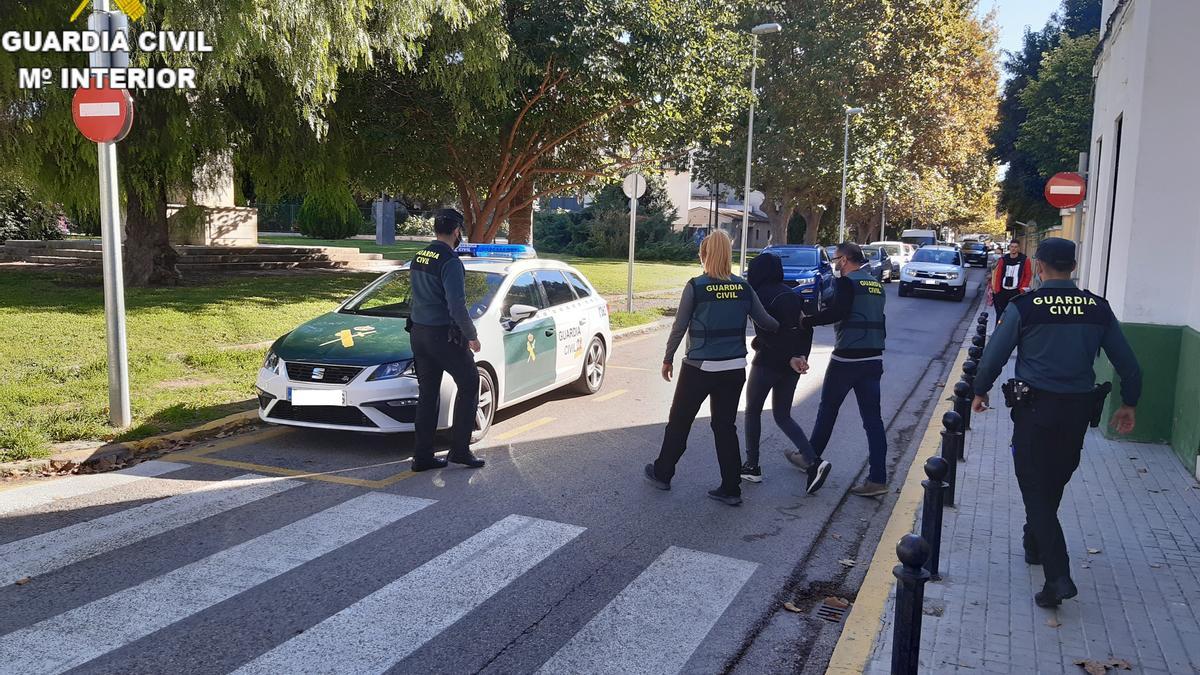 Uno de los detenidos ante el cuartel de Sueca