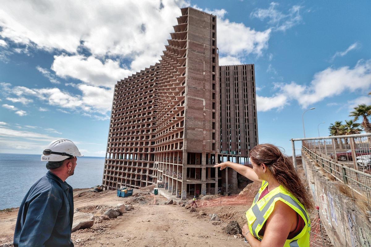 Trabajos de demolición de las escaleras de los pisos bajos del mamotreto de Añaza