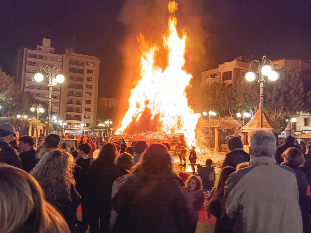 La hoguera de Sant Antoni ardió anoche en la plaza Mayor de Alzira.