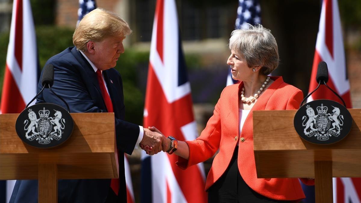 El presidente estadounidense, Donald Trump y la primera ministra británica, Theresa May, estrechan la mano.