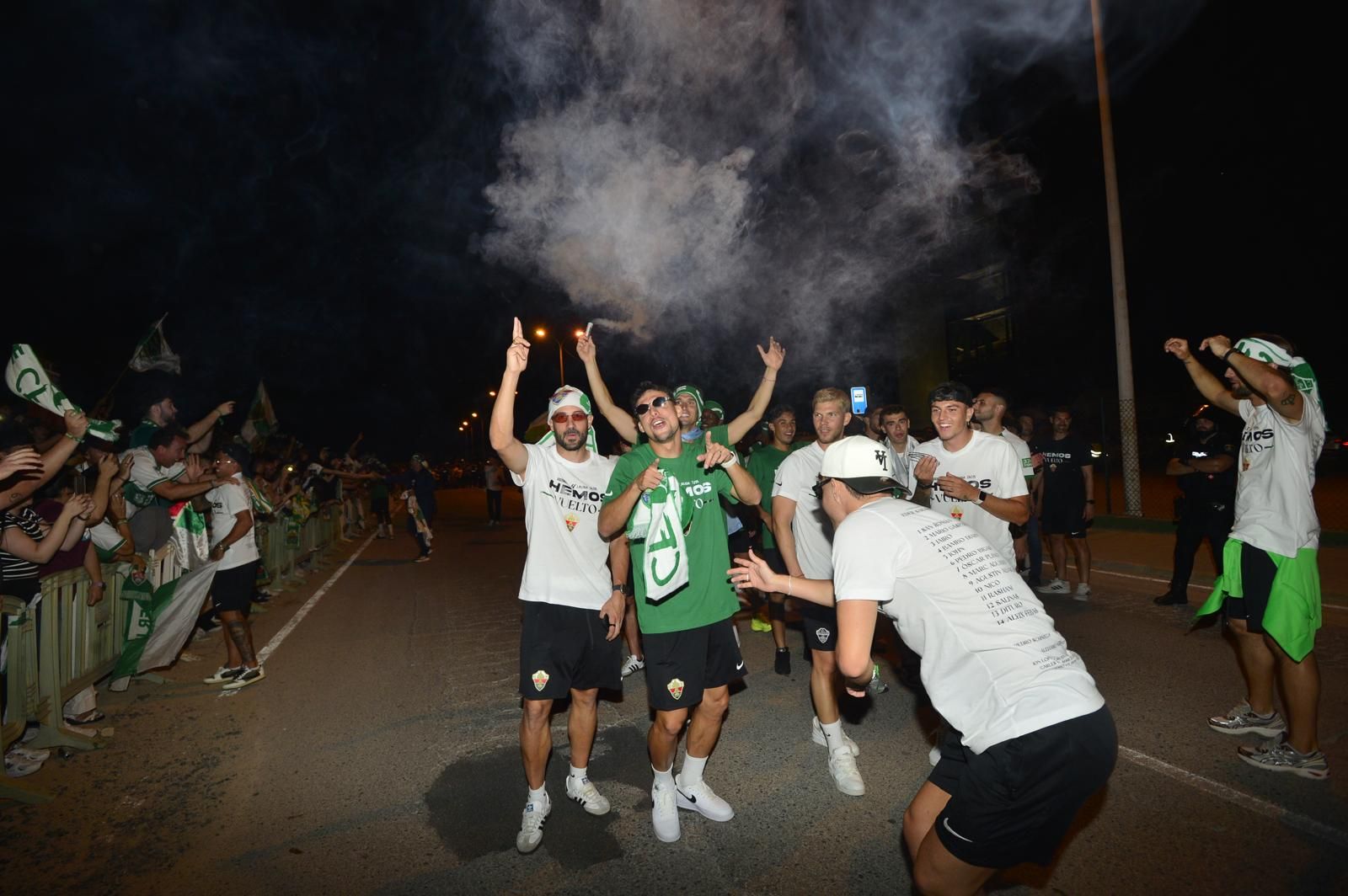 La afición del Elche recibe a los héroes del ascenso a su llegada al Martínez Valero