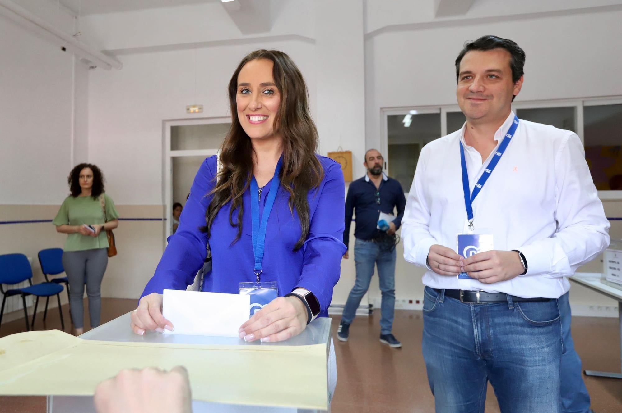 José María Bellido, PP, junto a su esposa Verónica Martos