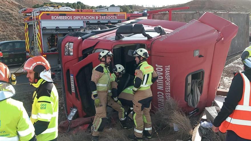 Efectivos del cuerpo de bomberos de la Diputación de Zaragoza han rescatado al herido.