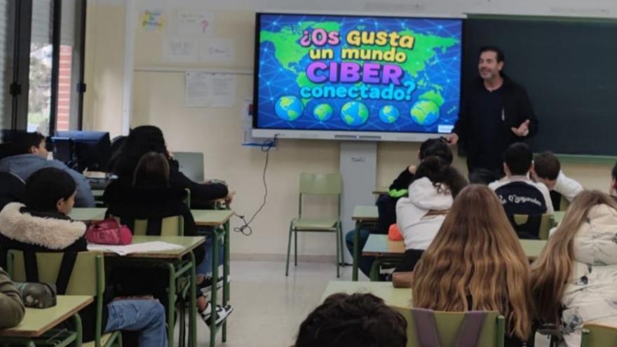 Pascual Muñoz imparte la charla en el IES José Planes.