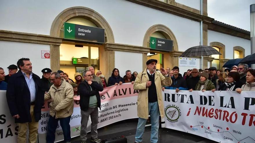 Plasencia debate el futuro del tren con una mesa redonda y una exposición sobre la movilización sindical