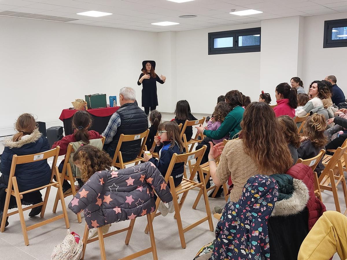 Un contacontos con Raquel Queizás dentro dos actos do Día de Rosalía en Bueu o ano pasado.