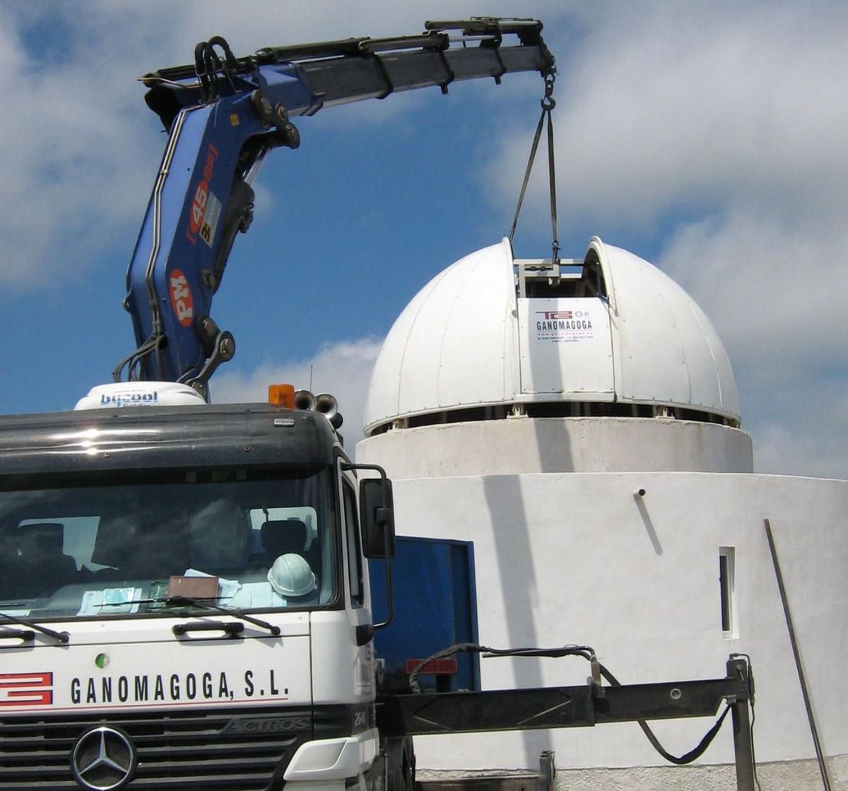 Arriba, planos y vista de la cúpula del Observatorio Astronómico de Forcarei. Abajo, a la izquierda, simulador aéreo; a la derecha, el “Ariane 5”.  | // FDV