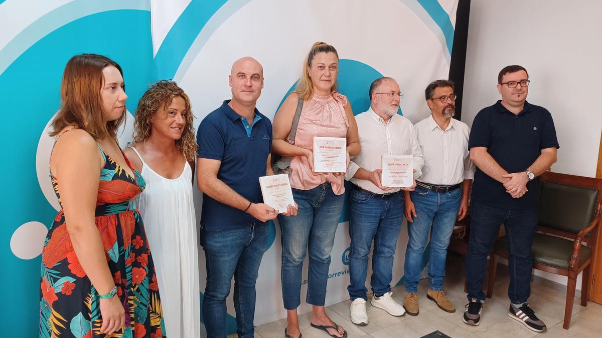 En el centro,Esther López Paredes, nieta de José Paredes Úbeda, deportado al campo de concentracion de Mauthausen-Gusen, con la ejecutiva de Sueña Torrevieja y el exedil socialista Andrés Antón