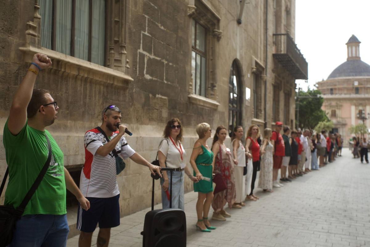 VALENCIA. Protesta contra los presupuestos y los desahucios en les corts y cadena humana. FOTOS: LUCIA COMPANY