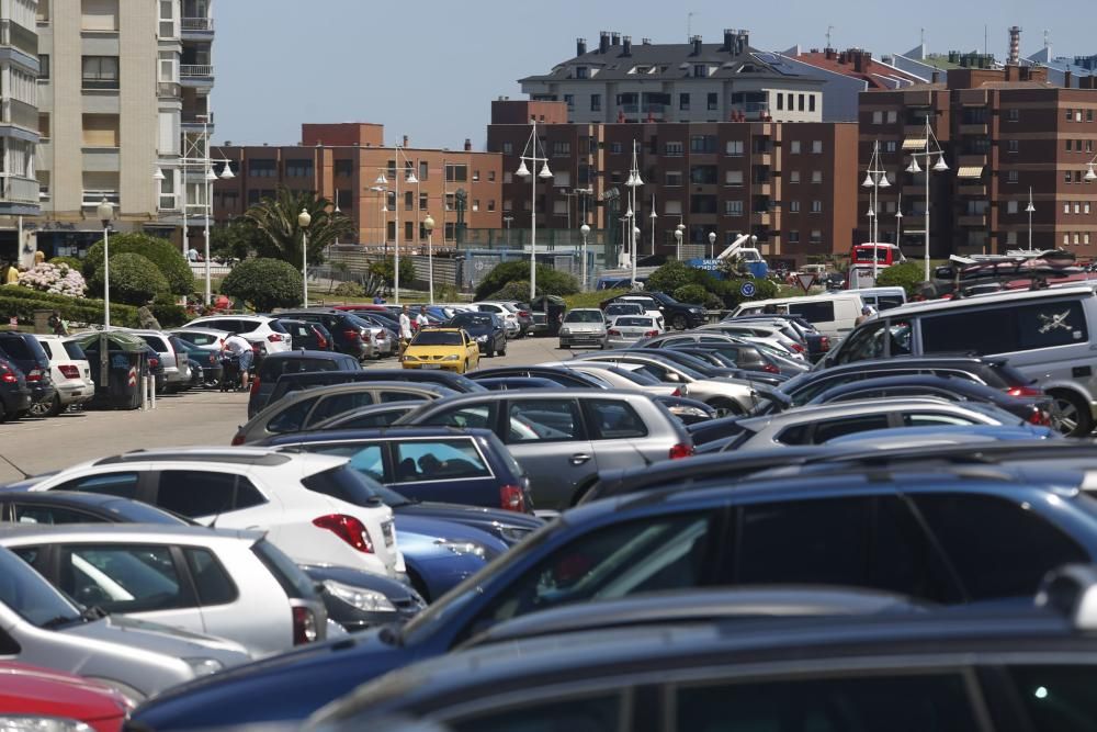 Jornada multitudinaria en las playas asturianas