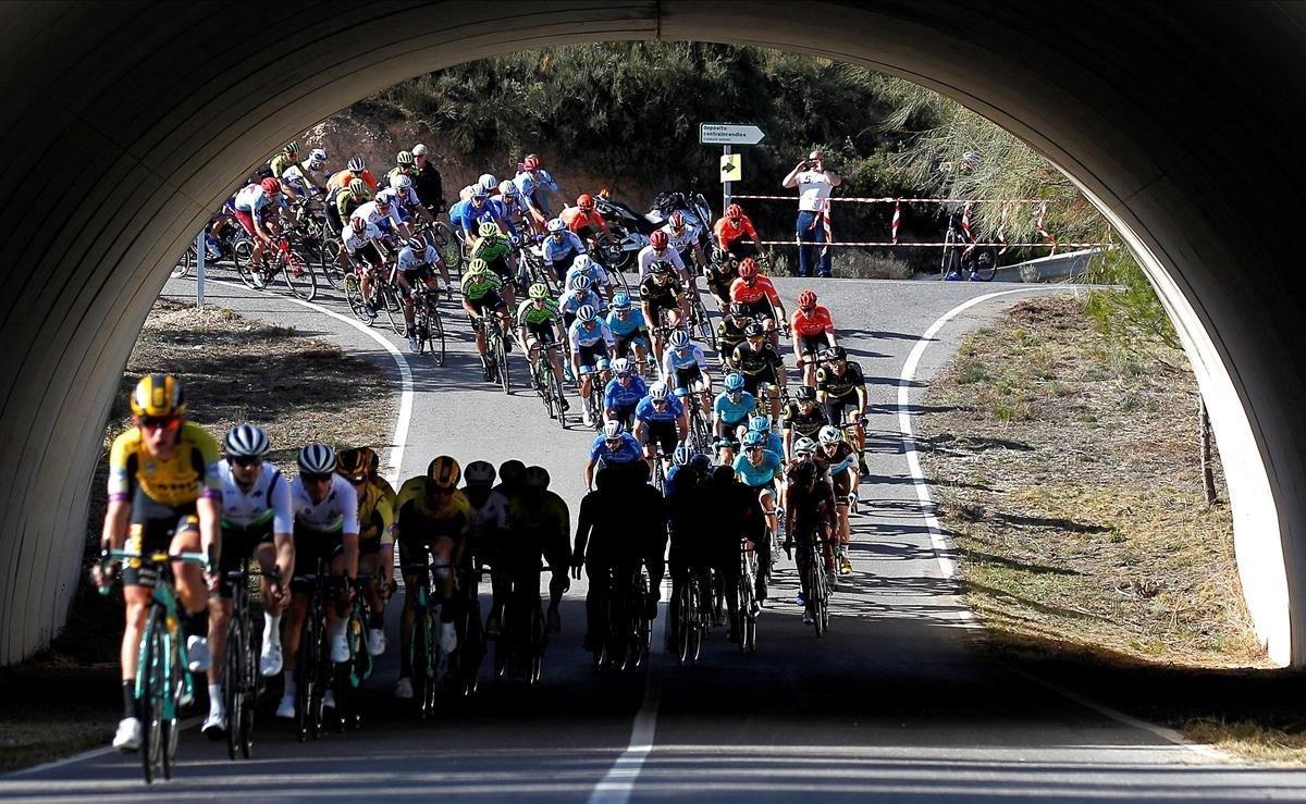 Los corredores durante la disputa de la segunda etapa de la 70ª edición de La Volta Ciclista a la Comunitat Valenciana, con salida y meta en Alicante.