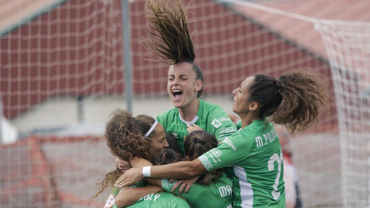 Jugadoras del Cacereño Femenino celebran un gol.