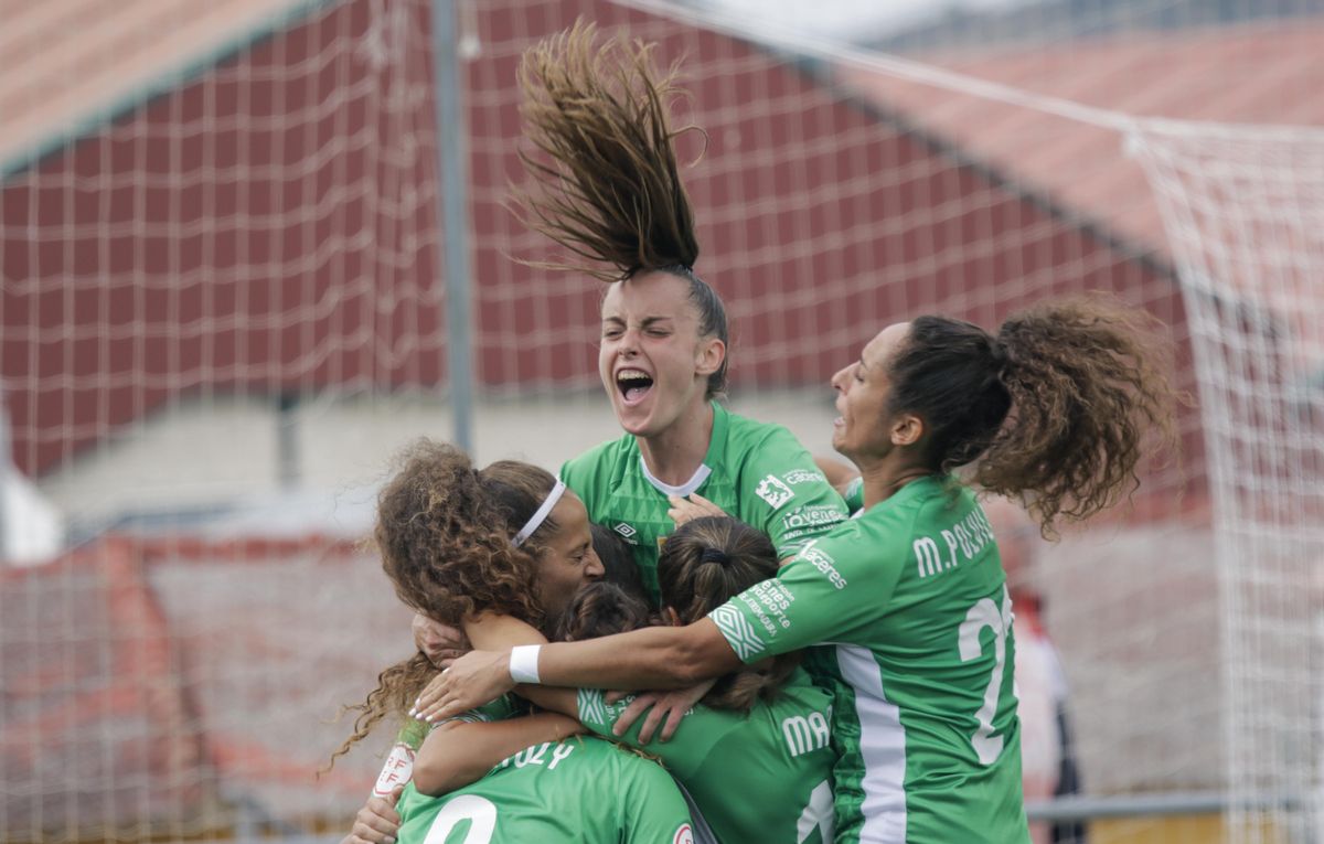 Jugadoras del Cacereño Femenino celebran un gol.