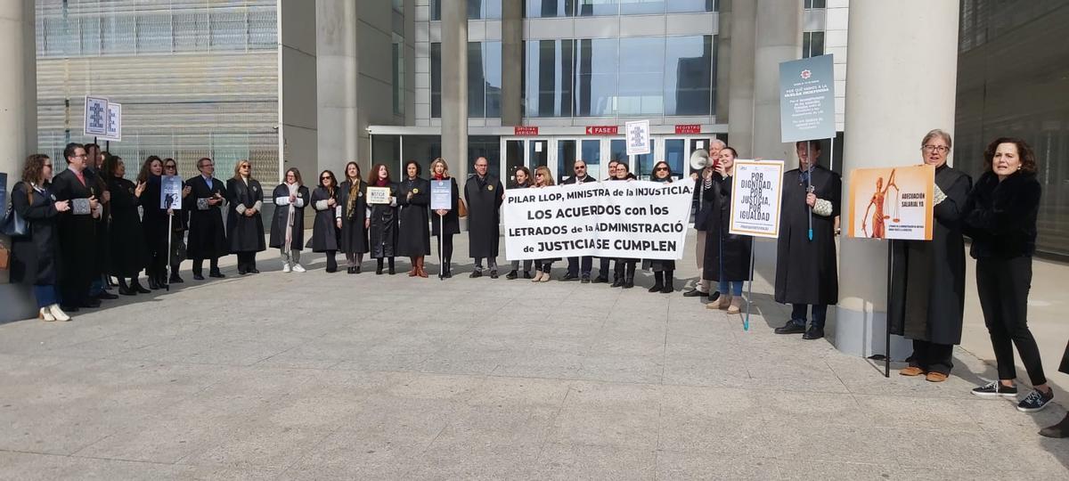 Secretarios judiciales, este viernes por la mañana en la puerta de la Ciudad de la Justicia de Murcia.