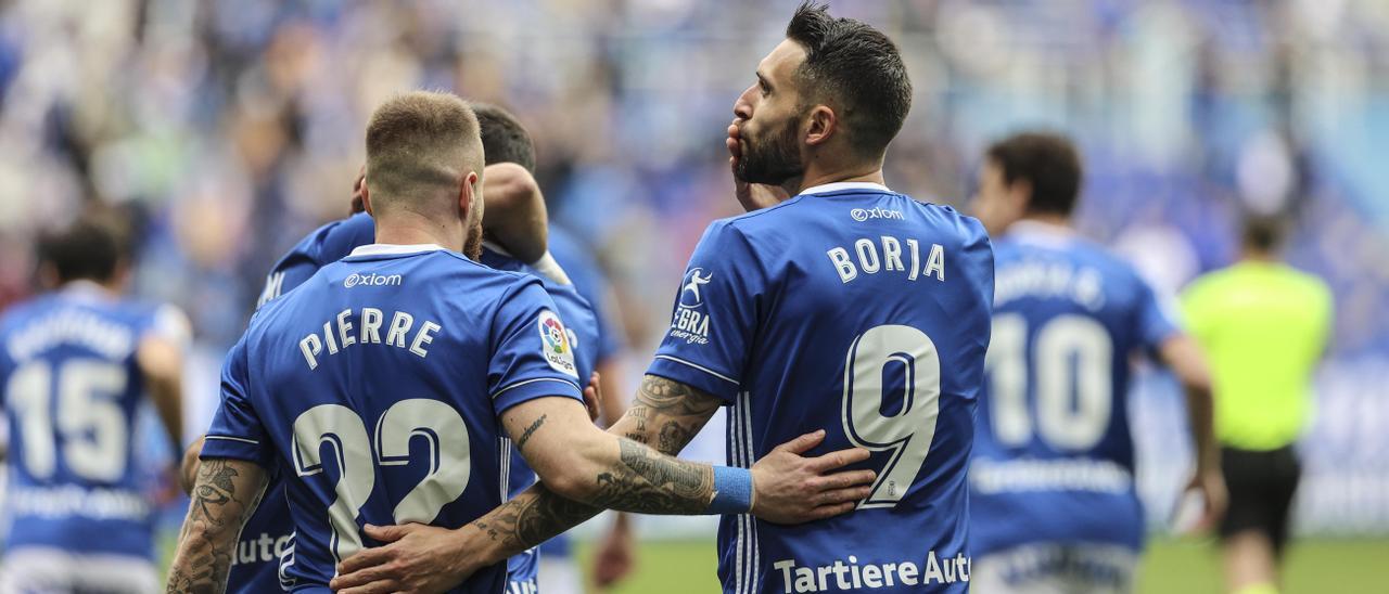 Cornud felicita a Borja Bastón por su gol ante el Huesca en el Carlos Tartiere