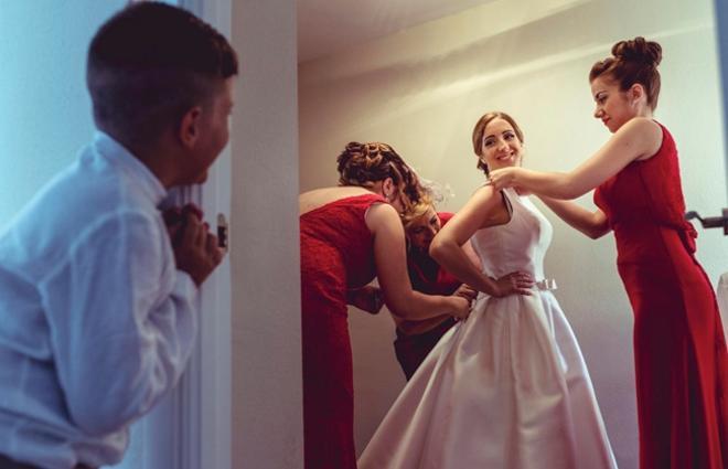 Las fotos que no pueden faltar en tu boda: La novia vistiéndose