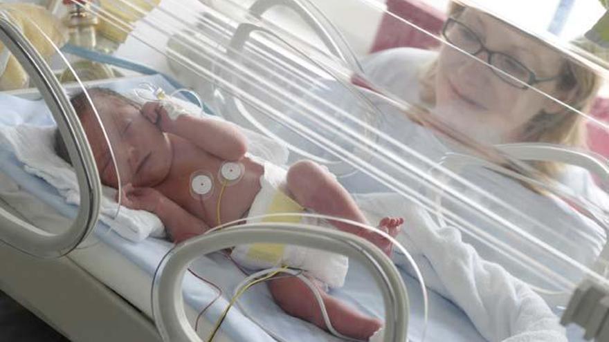 Un bebe prematuro en la incubadora