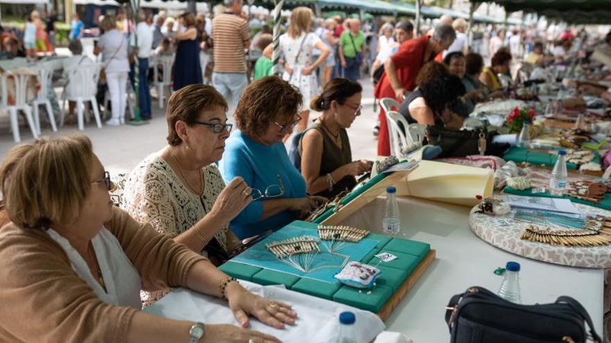 Participantes en la actividad, confeccionando sus piezas.