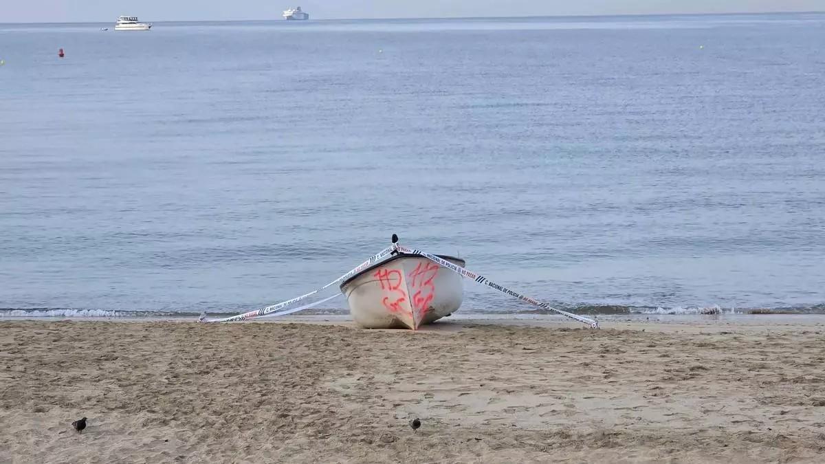 Das Migrantenboot an Palmas Stadtstrand Can Pere Antoni.
