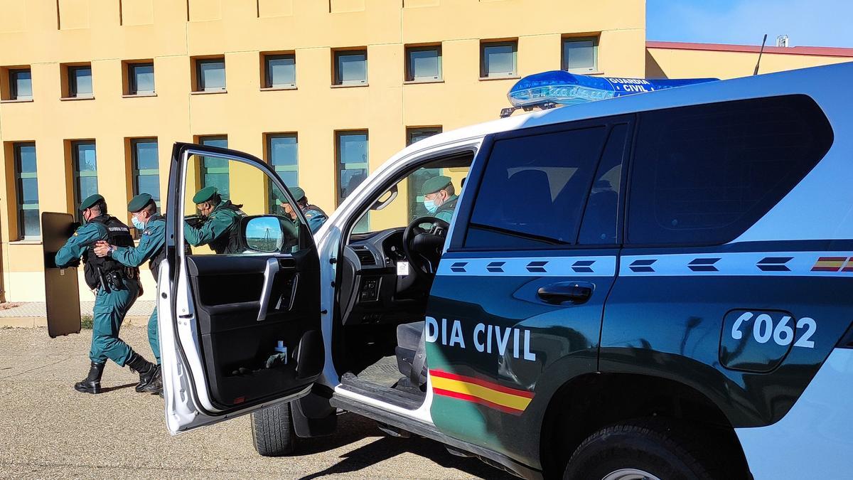 La Guardia Civil se dispone a entrar en la estación de autobuses de Villalpando.