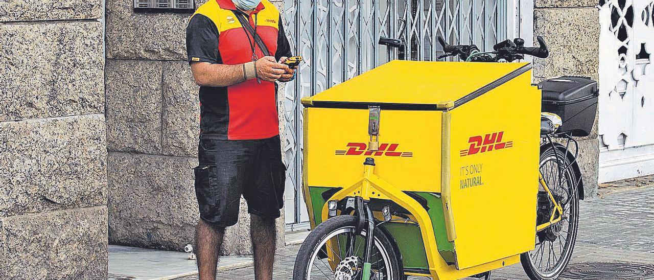 Un repartidor de pedidos por Internet, durante la pandemia.
