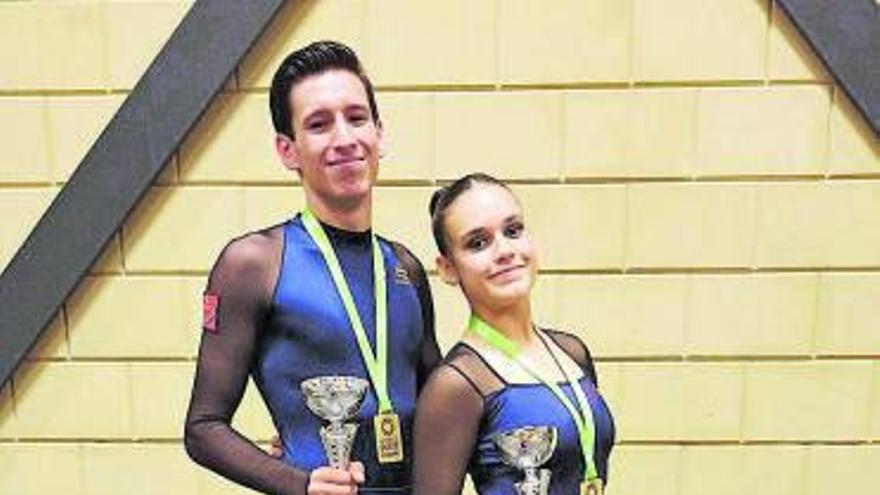 Brais Canosa y Sabela Santiso con sus medallas. |  // LA OPINIÓN