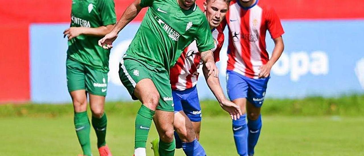 César protege el balón ante Bogdan, observados por David Argüelles y Marcos Trabanco.